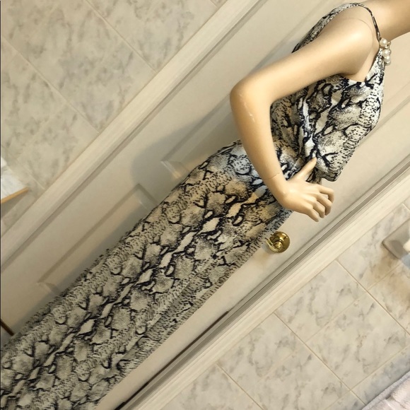 Sleeveless snake print maxi dress. - Picture 7 of 8